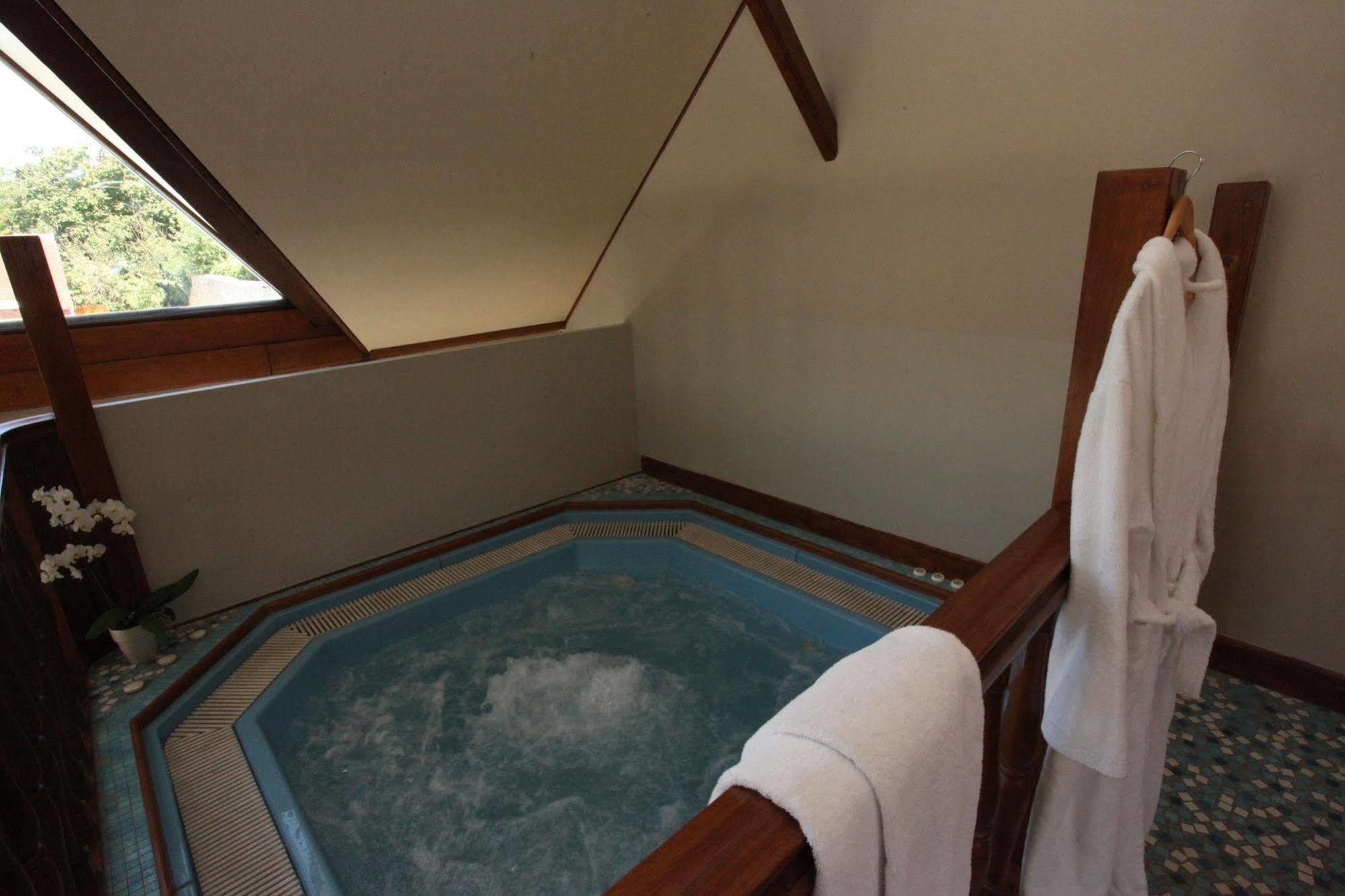 Saint Graal Bed & Breakfast Chamant ภายนอก รูปภาพ